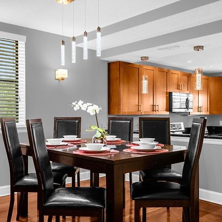 Cozy & Elegant 4Br Enchanted Townhouse - 1 Mile To Disney With Resort Pool, Gym, & Jacuzzi オーランド エクステリア 写真