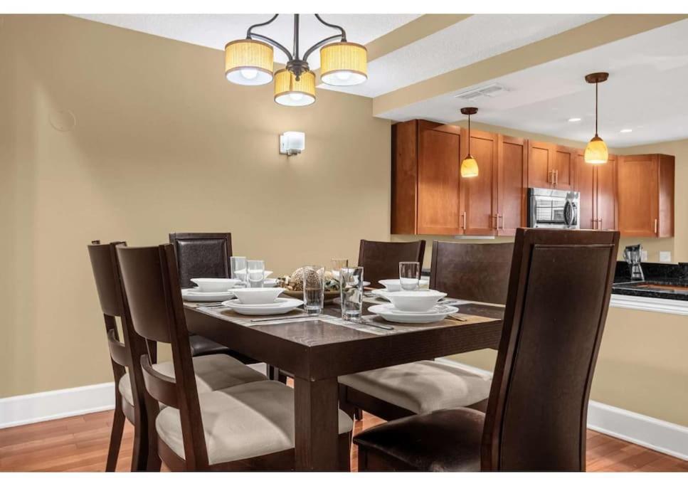 Cozy & Elegant 4Br Enchanted Townhouse - 1 Mile To Disney With Resort Pool, Gym, & Jacuzzi オーランド エクステリア 写真